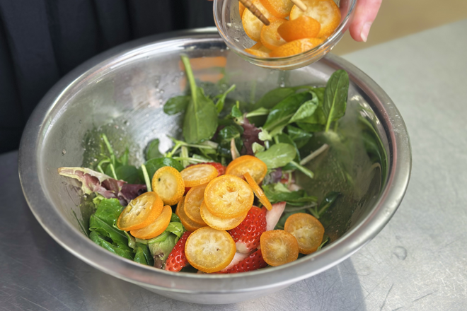 甘酸っぱさが広がる「いちごレタスサラダ」