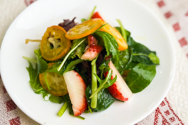 甘酸っぱさが広がる「いちごレタスサラダ」